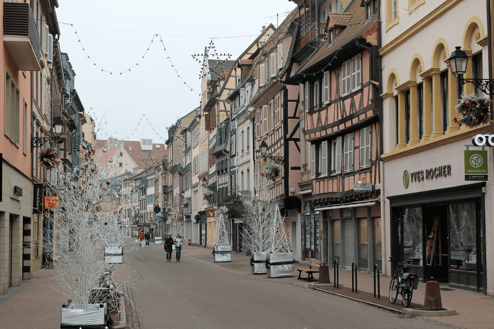 Rue commerçante de boutiques à Colmar : guide de protection des commerces par les serruriers colmariens