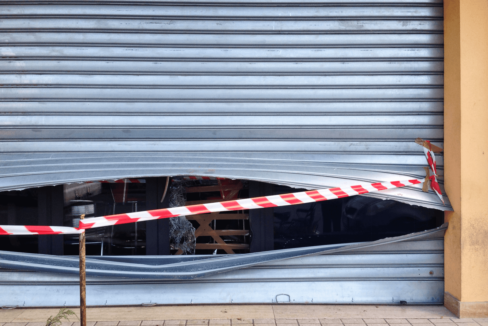 Un rideau métallique de boutique à Colmar avant intervention de nos serruriers experts