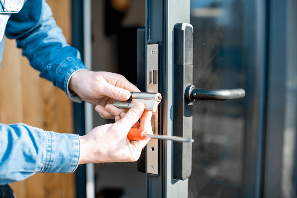 Un serrurier à Colmar installe une serrure de haute sécurité sur la porte d'une boutique